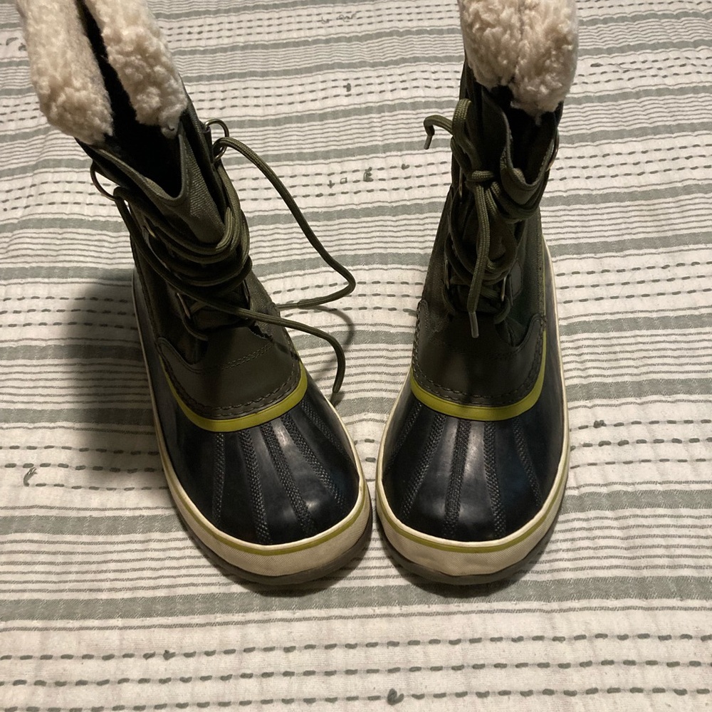 Sorel Olive Green and Black Lace-Up Winter Boots with Shearling Collar